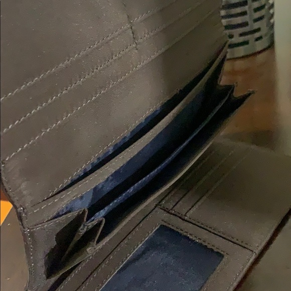 Tommy Hilfiger Trifold Wallet - Picture 5 of 9